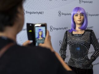 Is de nieuwe supermarktmanager op tv een AI-personage?