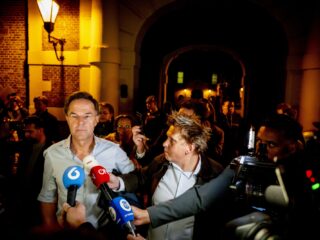 Het kabinet zit er nog, beraad over asiel gaat vandaag verder