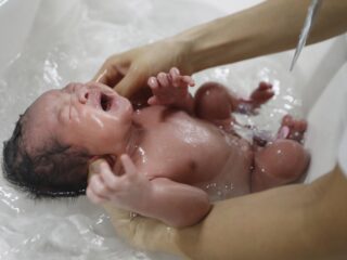 Kraamzorg op de schop: 'Voorkomt dat cliënten buiten de boot vallen'