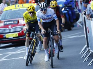 Jumbo-Visma overweegt aangifte tegen 'selfietoeschouwer' die renners ten val bracht