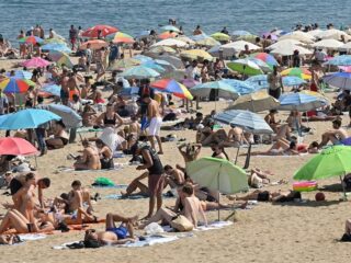 Stand.nl: 'Past u uw vakantieplannen aan vanwege de hitte?'