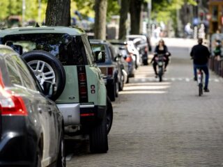 Stand.nl: 'SUV's moeten in de steden meer parkeergeld gaan betalen'