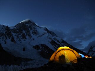 K2 is een 'bucketlistklim' geworden maar één op vier klimmers overleeft het niet