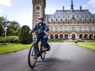 Stand.nl: 'Alle fietsers moeten een helm op'