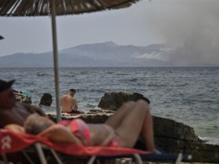 Podcast De Dag: op vakantie naar de (vuur)zee