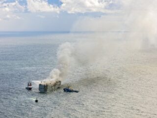 Brand op vrachtschip bij Ameland kan nog dagenlang doorgaan: Hoe blus je zo'n brand?
