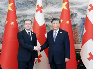 China en Georgië halen banden aan: 'China wil een nieuwe zijderoute aanleggen'