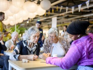 Waarom we ouderen nog zo veel mogelijk zelf moeten laten doen: 'Stop de betutteling'