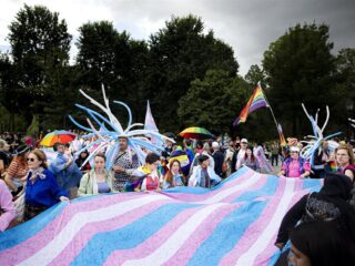 Honderden Nederlandse trans personen zoeken zorg in buitenland door wachtlijsten