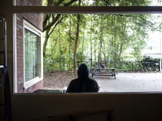 Jordi (23) moet bankhoppen om een dak boven zijn hoofd te hebben