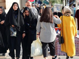 Zwaardere straffen voor vrouwen in Iran die geen hoofddoek dragen