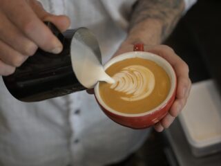 Podcast De Dag: waarom jouw koffie steeds duurder wordt