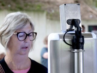 AI-onderzoeker: 'Door inzet AI om leeftijd van migranten te schatten, komt het respecteren van kwetsbare mensen onder druk te staan'