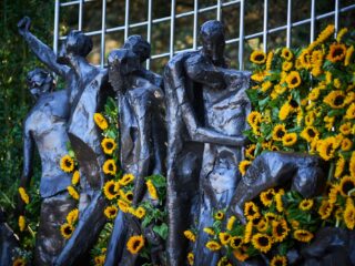 Rekening houdend met pijn uit het verleden, kijkt de jonge generatie met wortels in Nederlands-Indië en Indonesië naar de toekomst