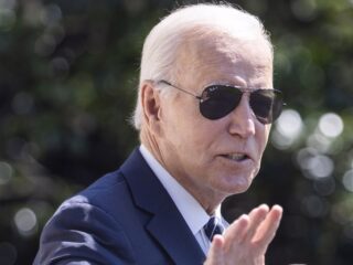 Podcast De Dag: Biden en Trumps slag om de fabrieksarbeider