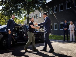 President Zelensky krijgt rondleiding langs F-16's bij bezoek Eindhoven