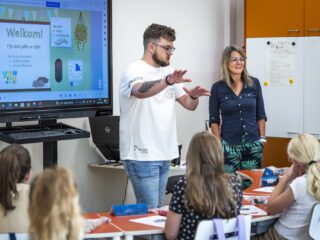 'Docenten werken te hard en verdienen te weinig.' Klopt dit wel?