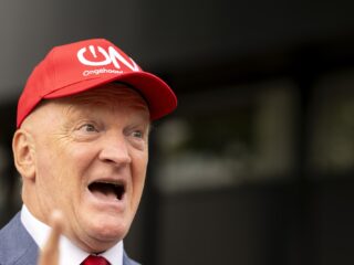 Reinout keek alleen nog maar Ongehoord Nieuws, VI en las De Telegraaf