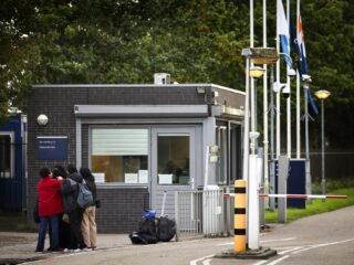 Grootste achterstand ooit: meer dan 70.000 asielzoekers wachten op beslissing van IND