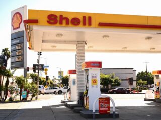 Hogere prijs aan de pomp door importtarieven Trump? Shell-topman reageert
