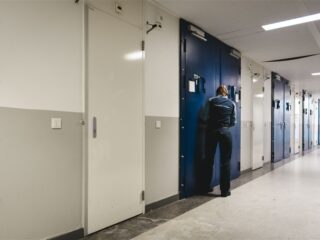 Stand.nl: 'Personeelstekort mag nooit de reden zijn voor het niet uitzitten van een gevangenisstraf'