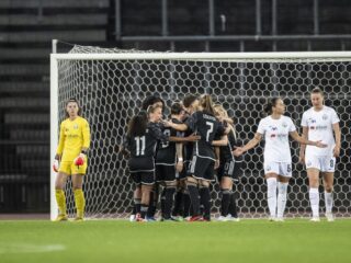 Ajax-trainer Suzanne Bakker na 6-0 winst op Zürich: 'Hele grote stap gezet'