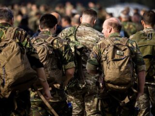 Stand.nl: 'Een jaar in het leger zou erbij moeten horen'