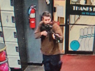 Schutter dringt bowlingbaan en eetcafé binnen in VS: zeker 22 doden
