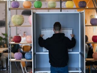 Stand.nl: 'Waarom zweeft u nog?'