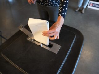 Praktisch geschoolden laten de verkiezingen vaker aan zich voorbijgaan