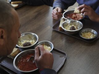 Oekraïne laat journalisten binnen in krijgsgevangenenkamp voor Russische soldaten