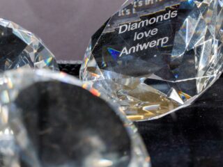 Undercoveragenten doen zich voor als zakenman en chauffeur: laten de verdachten iets los over diamanten?