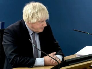 Podcast De Dag: de kalme Boris Johnson tijdens de coronaverhoren