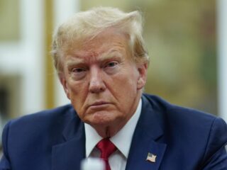 Het Friese Makkum heeft nog een appeltje te schillen met Donald Trump