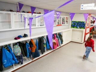 Vandaag is Paarse Vrijdag, terwijl homo-acceptatie onder jongeren sterk is gedaald: 'Moeten hele jaar door aandacht geven'