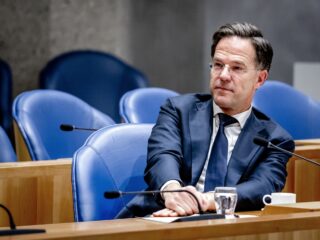Rutte brengt bijna dertig jaar na genocide bezoek aan Srebrenica: 'Beter laat dan nooit'