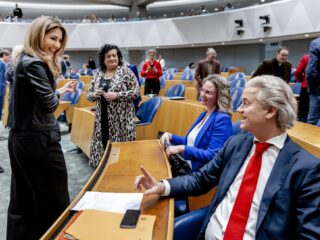 VVD-prominent Frans Weisglas tegen Yeşilgöz: staak onderhandelingen als Wilders uitspraken niet terugneemt