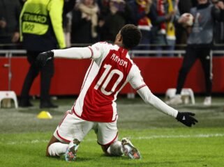 Ajax naar Conference League dankzij zege op AEK Athene