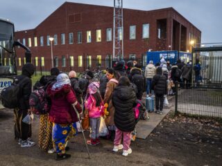 'De wereld in Ter Apel' wil de mensen achter het gepolariseerde onderwerp laten zien