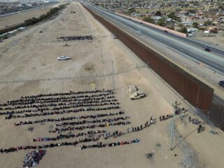 Mexico sleept bussen vol migranten weg bij Amerikaanse grens