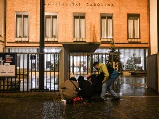 Wat is de situatie in Praag na de schietpartij?