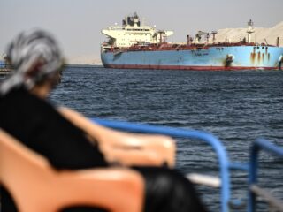 ‘Kans op hogere kosten en langere levertijden door spanningen Rode Zee'