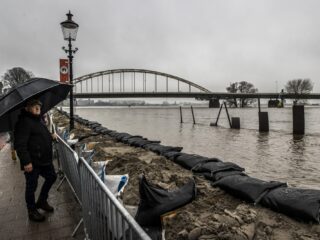 Zandzakken tegen hoogwater Deventer: 'Inwoners zijn het wel gewend'