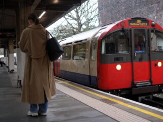Straatartiest bespeelt in sneltreinvaart alle 272 Londense metrostations