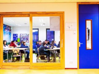 Onderwijswethouders vier grote steden: bezuinig niet op brede brugklassen