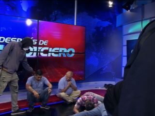Gewapende mannen dringen tv-studio binnen: 'Totale chaos in Ecuador'