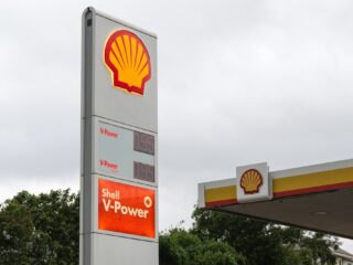 Shell zwakt milieudoelen af, directeur toch optimistisch over klimaatprestaties
