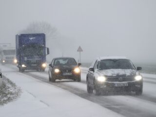 Rik staat al uren vast op Duitse snelweg: 'Als het moet drinken we de sneeuw'