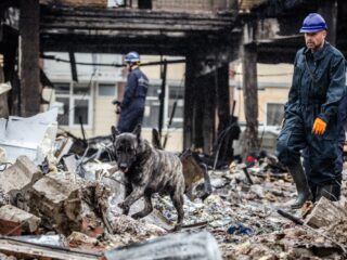 Duurt nog 'geruime tijd' voordat politie pand Rotterdam kan ingaan, bewoners komen bijeen
