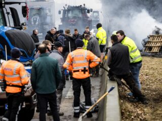 CDA: arresteer boeren op snelweg en pak trekkers af